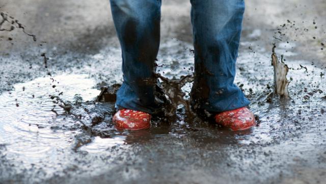 Как быстро и без вреда высушить мокрую обувь