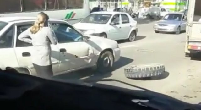 Видео: В центре Костаная отлетевшее колесо автобуса протаранило легковой автомобиль
