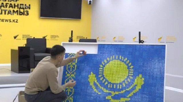 Видео: Флаг Казахстана собрали из 600 кубиков Рубика