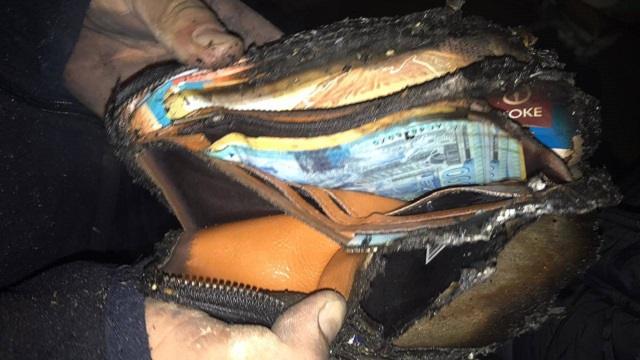 Спасатель из Риддера вернул хозяину 500 тысяч тенге, найденные при тушении пожара