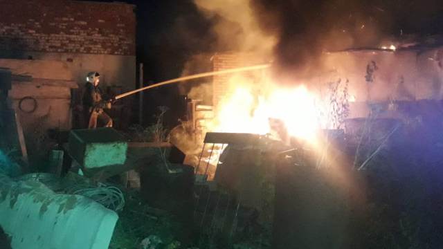 3 единицы техники и 14 огнеборцев тушили сарай в Рудном
