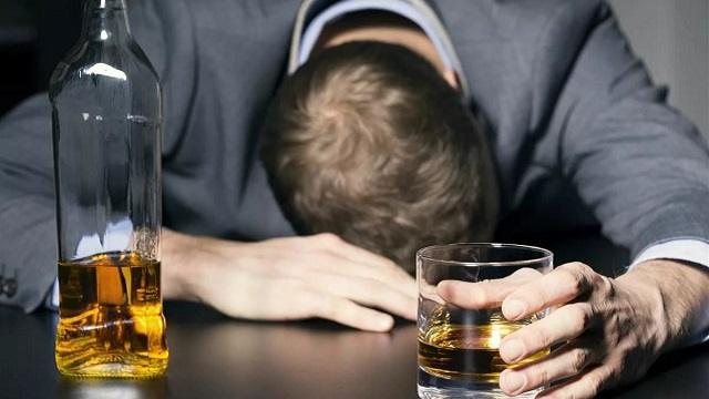 Медики рассказали, почему нельзя пить алкоголь на голодный желудок