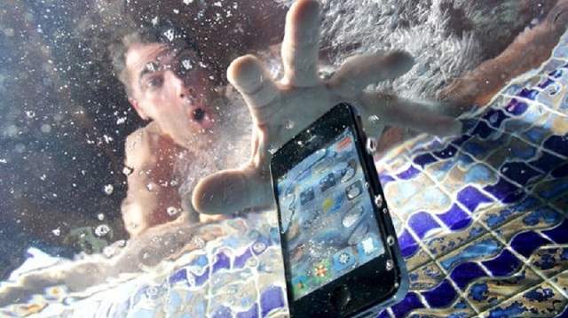 Что делать, если смартфон упал в воду