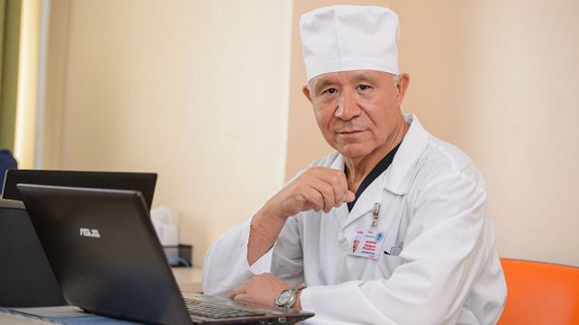 «Золотой скальпель»: 70-летний хирург проводит по 3-4 операции в день и не спешит на пенсию