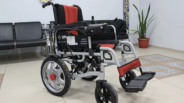 Современные кресла-коляски с электроприводом привезли для инвалидов Костанайской области