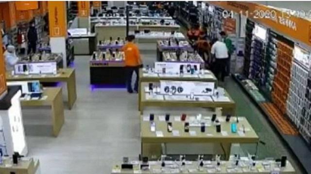 Видео: Павлодарец пытался разгромить магазин техники
