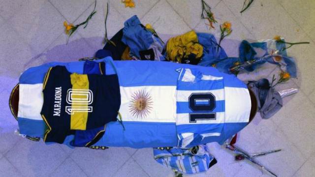 Диего Марадону похоронили рядом с его родителями