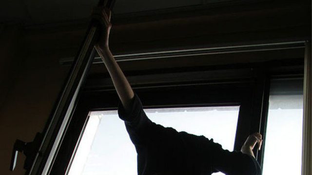 Подростка удержали от прыжка с пятого этажа в Костанае
