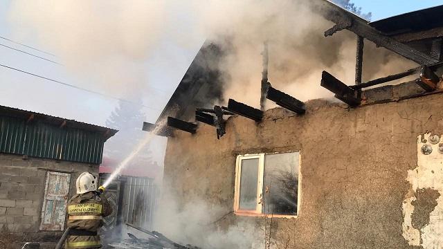 Бдительность соседа при пожаре спасла жизнь семье из Усть-Каменогорска