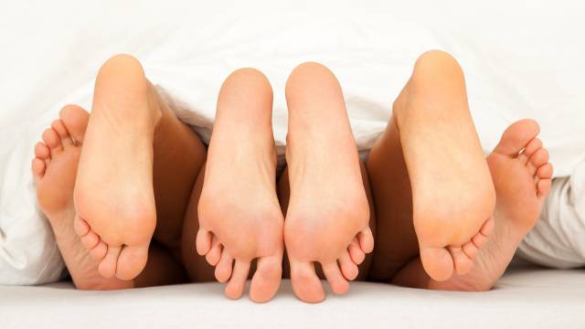 Почему ноги должны выглядывать из-под одеяла во время сна