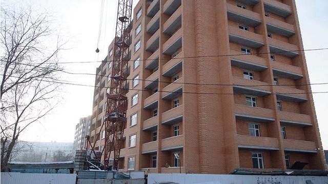 Каменщик упал с девятого этажа на стройке в Караганде