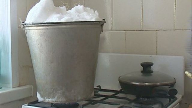 «Дело — труба»: Жители посёлка топят снег в Костанайской области