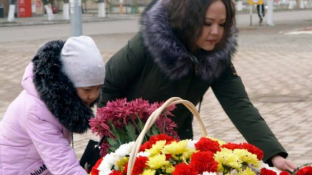 Благодарные потомки несут цветы к новому памятнику Ибрая Алтынсарина в Костанае