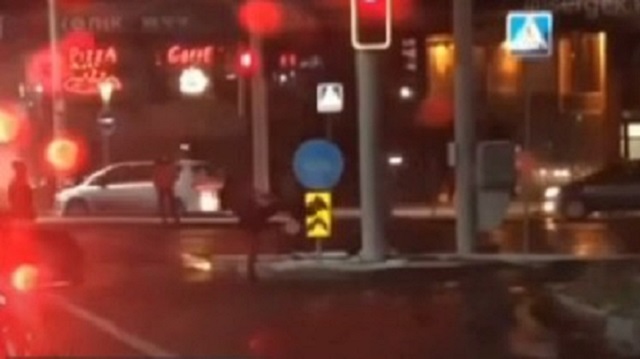 «Неравный бой»: За «драку» с дорожным знаком казахстанцу светит 10 суток ареста
