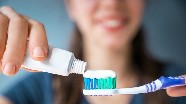 Женщина случайно проглотила щётку во время чистки зубов
