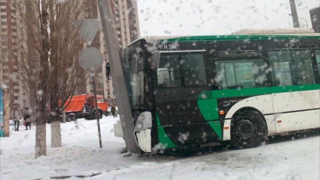 Автобус с пассажирами протаранил столб в Нур-Султане