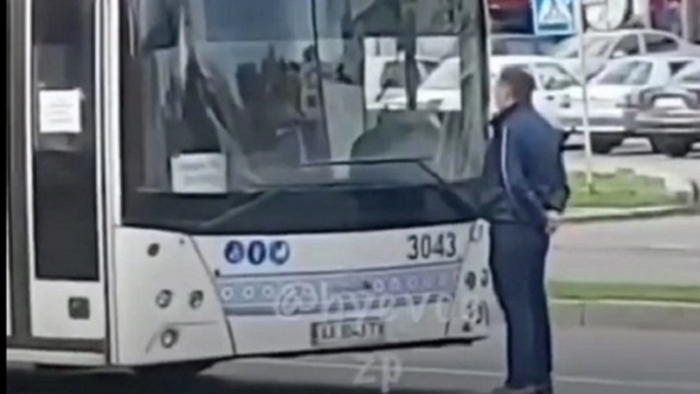 Видео: «Лишний» пассажир автобуса устроил «бойкот» из-за карантина