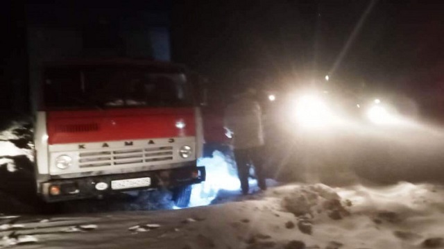 14 пассажиров спасены в ВКО из застрявшей на трассе ночью «Газели»