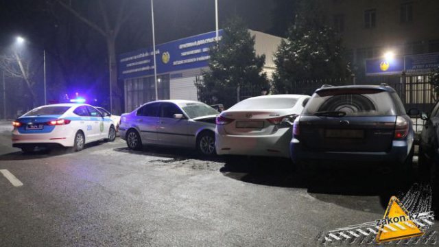 BMW протаранил три автомобиля сотрудников полиции перед РОВД в Алматы