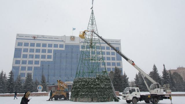 Сколько потратят на новогодние ёлочки в городах Казахстана