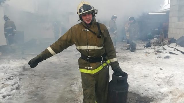 Три газовых баллона эвакуировали огнеборцы при пожаре в Костанае