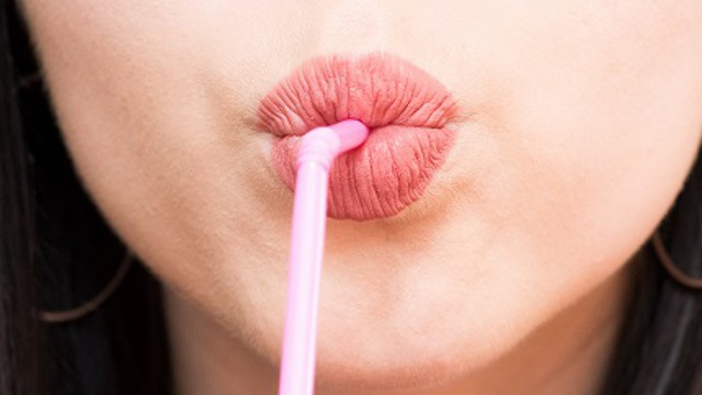 Почему трескаются уголки губ — отвечают косметологи