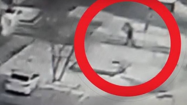 Видео: В Нур-Султане мужчина украл уличный рекламный баннер