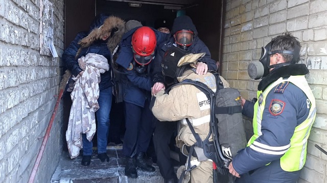 «Детей выносили на руках»: Страшный пожар в высотке Усть-Каменогорска попал на видео