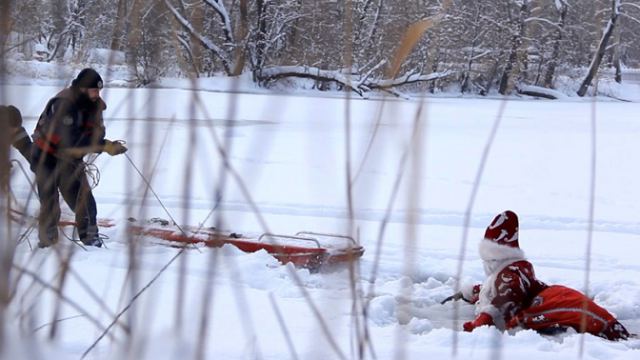 Дед Мороз провалился под лёд в Казахстане