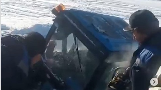 Видео: В парке Караганды трактор ушел под лед
