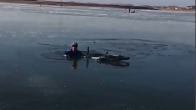 Видео: Катавшийся на велосипеде по льду Урала иностранец провалился в полынью
