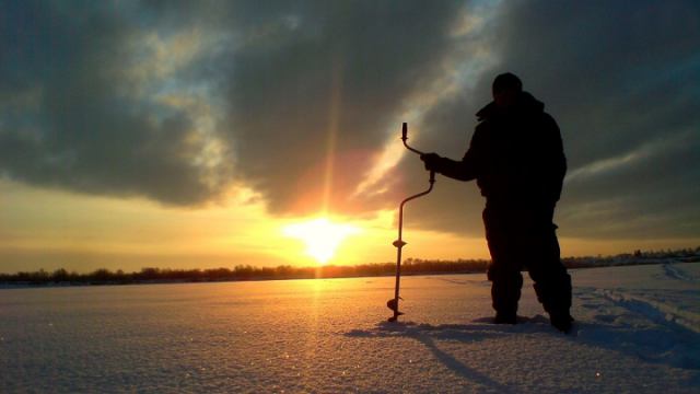Видео: Спасать любителей зимней рыбалки пришлось сотрудникам МЧС