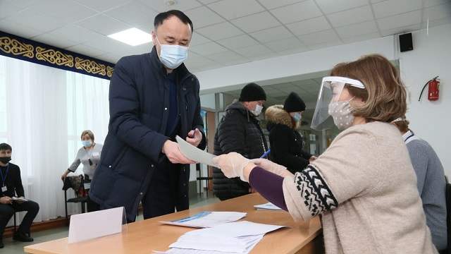 Видео: Аким Костанайской области Архимед Мухамбетов посетил избирательный участок