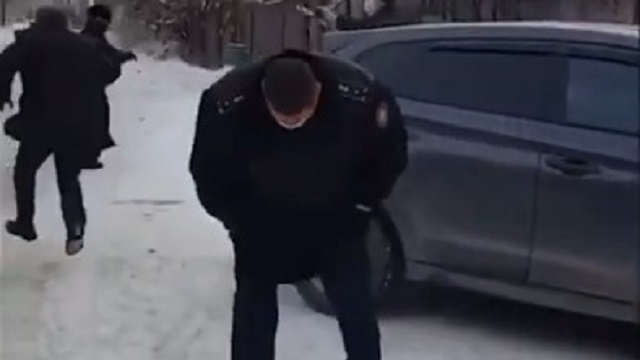 Пенсионер из Казахстана брызнул перцовым баллончиком в полицейских