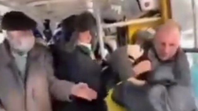 Пассажиры надавали тумаков мужчине без маски