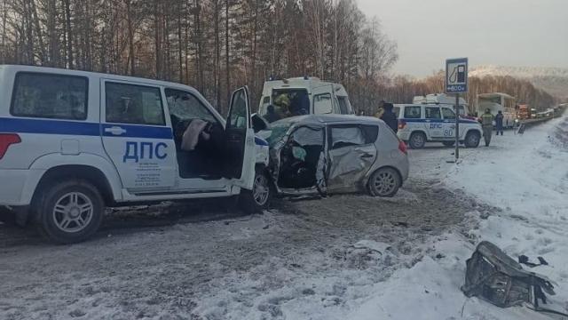 Легковушка врезалась в автобус с детьми на трассе в Челябинской области. Есть погибший