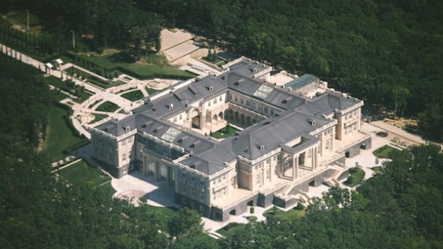 Стало известно, кто владеет «дворцом Путина» в Геленджике