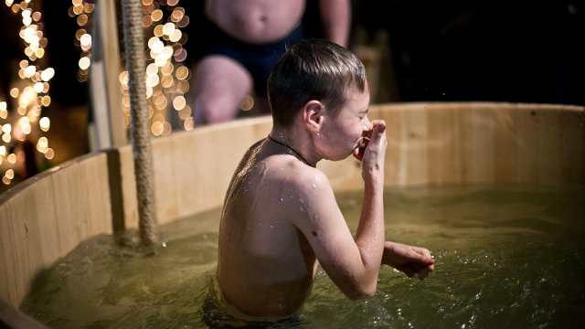 Во время крещенских купаний в казахстанском храме едва не утонули двое детей