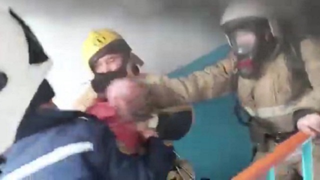 Спасение ребенка из пожара в Казахстане попало на видео