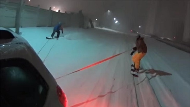 За катание на привязанном к автомобилю сноуборде наказан водитель из Костанайской области