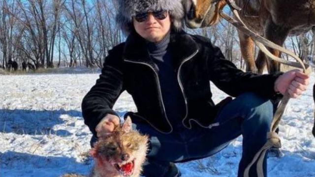 Фото Торегали Тореали с убитым животным проверят стражи порядка в Казахстане