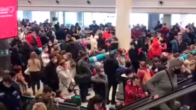 Аэропорт Домодедово забит пассажирами задержанных рейсов