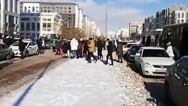 Видео: Пробки образовались в Нур-Султане из-за открытия магазина