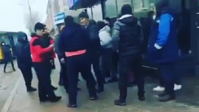 Драка водителей автобусов, не поделивших пассажиров, попала на видео в Караганде