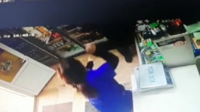 «Рискуя жизнью»: Храбрая продавщица выпроводила хулигана с ножом из магазина в Костанайской области