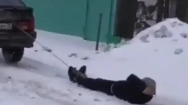 Видео: Привязанного за ноги к автомобилю казахстанца протащили по дороге