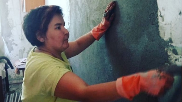 «Работаю за продукты»: Казахстанка без ноги ремонтирует квартиры