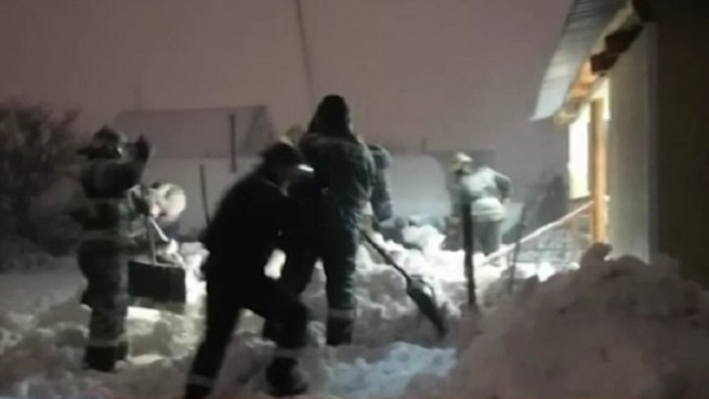 «Завалило снегом»: Десять часов женщина провела под лавиной с крыши дачного домика