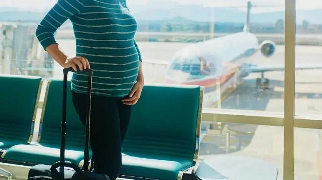 Мужчина заставил беременную жену нести тяжёлые чемоданы
