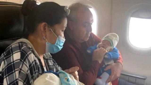 Турецкий врач спас в самолёте младенца из Казахстана